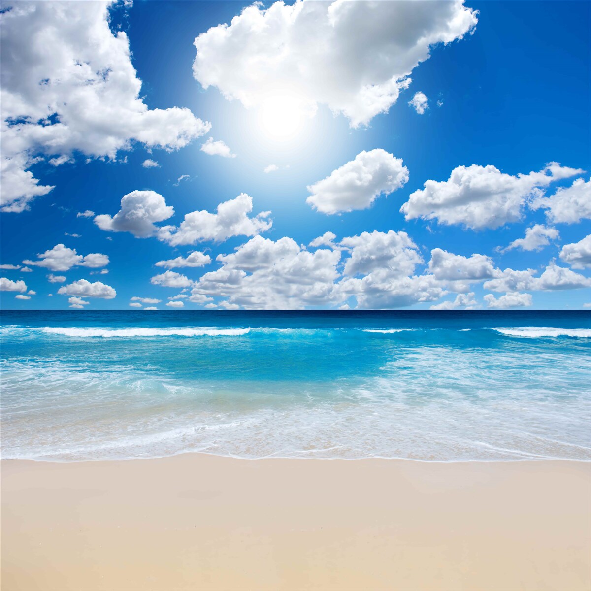 Fotobehang strand met blauw water en kalme zee
