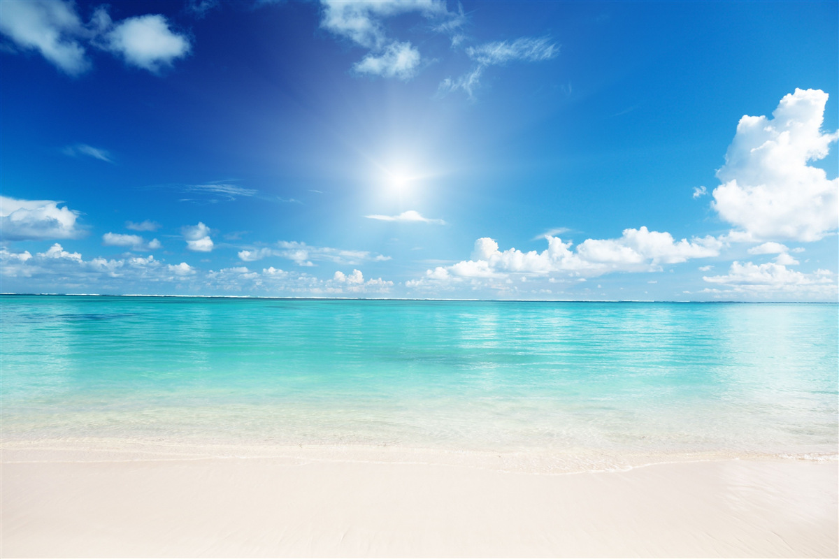 Fotobehang kalm water bij een zandstrand