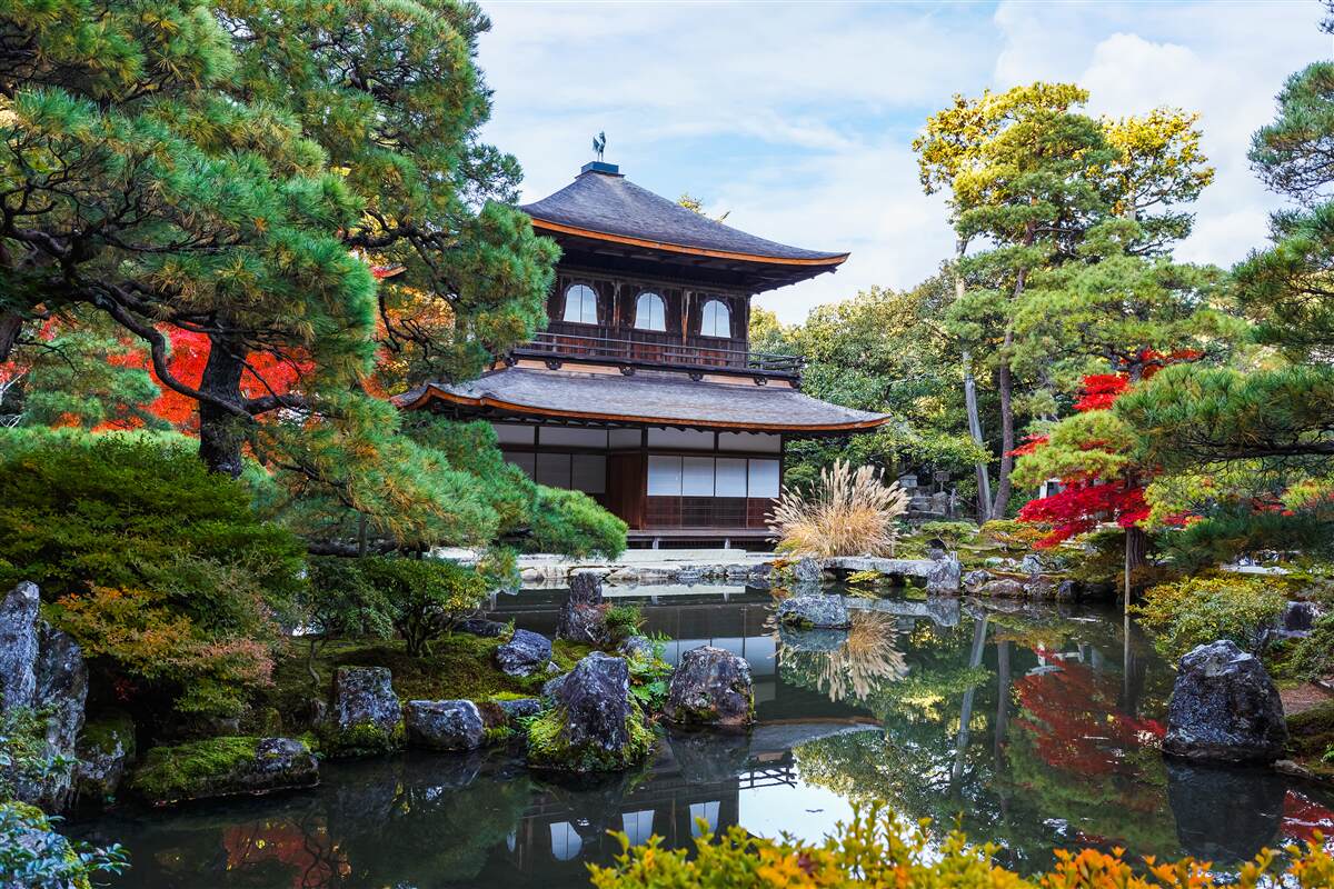 Fotobehang Japans tuinhuis aan het meer, vol gezelligheid