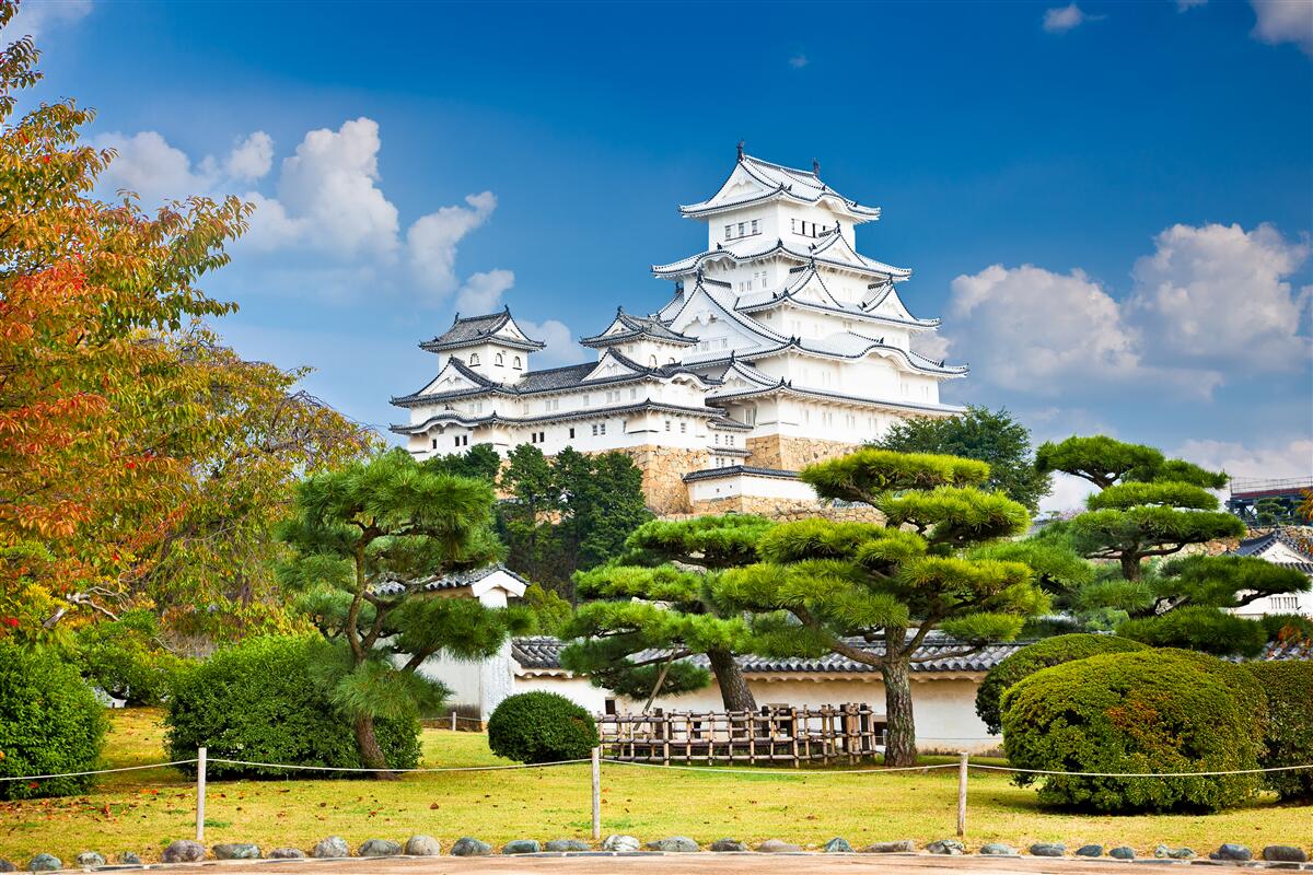 Fotobehang Japanse tempel in de bergen, omgeven door groen