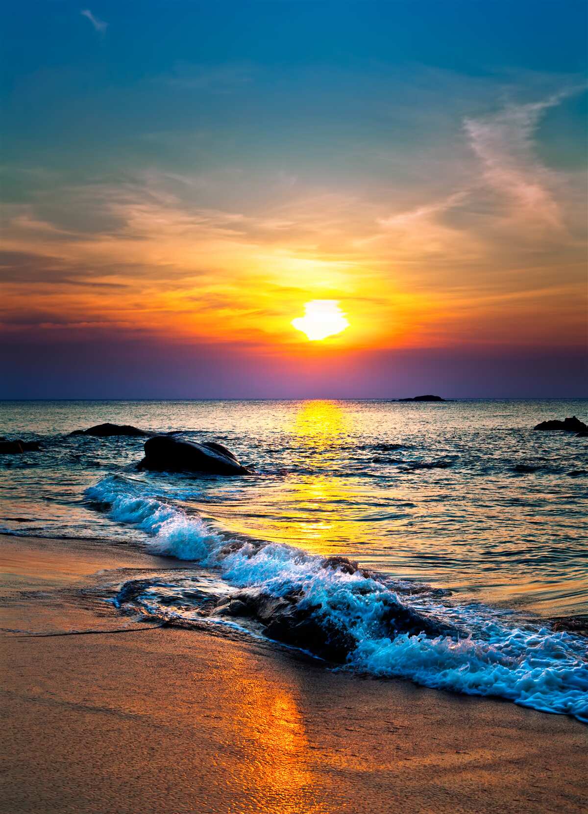 Fotobehang de zon verdwijnt achter de horizon over de zee en de kust