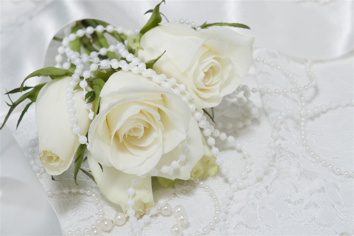 Fotobehang compositie van witte rozen met parelkraaltjes