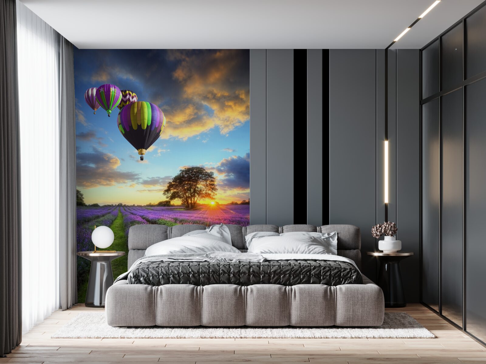 Fotobehang een heldere heteluchtballon zwevend boven een lavendelveld