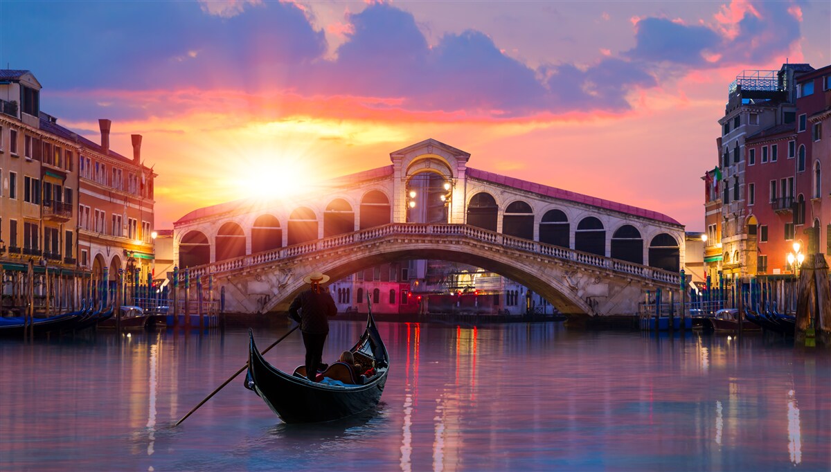 Fotobehang de zon verdwijnt achter de horizon in venice