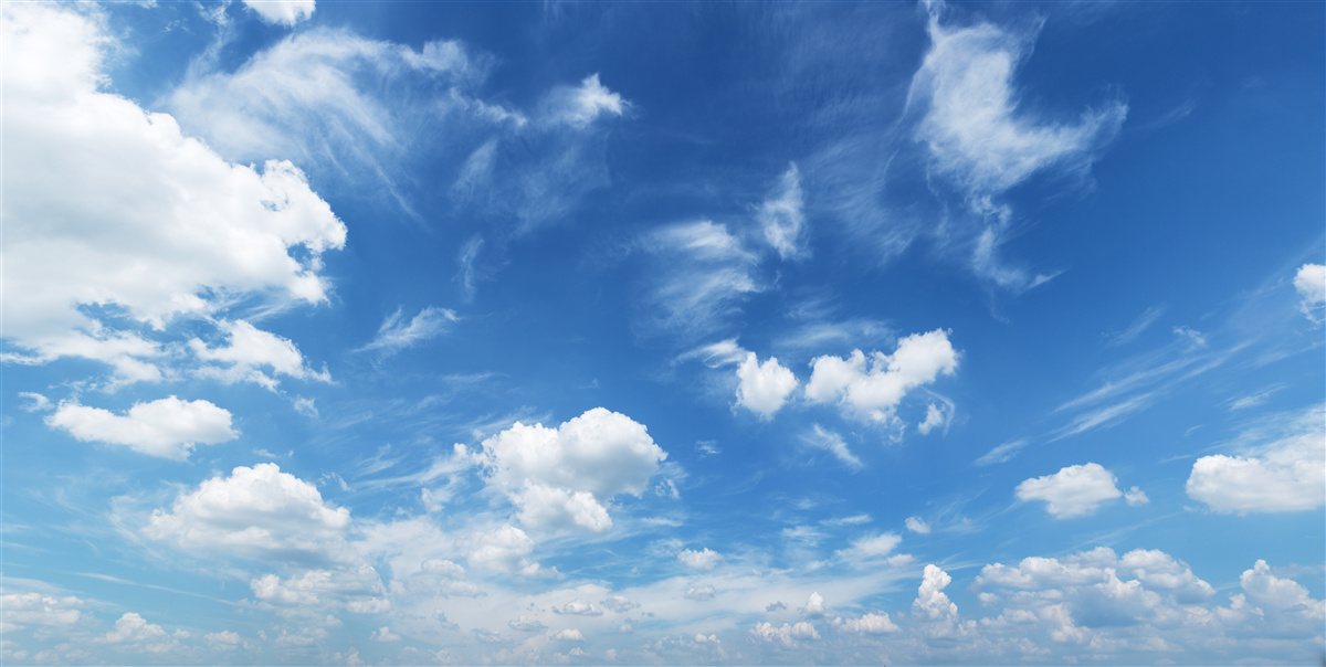 Fotobehang helderblauwe lucht met pluizige witte wolken