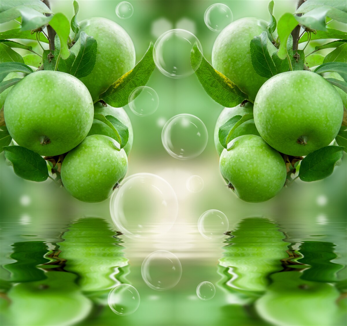 Fotobehang groene appels sappige weerspiegeling in water