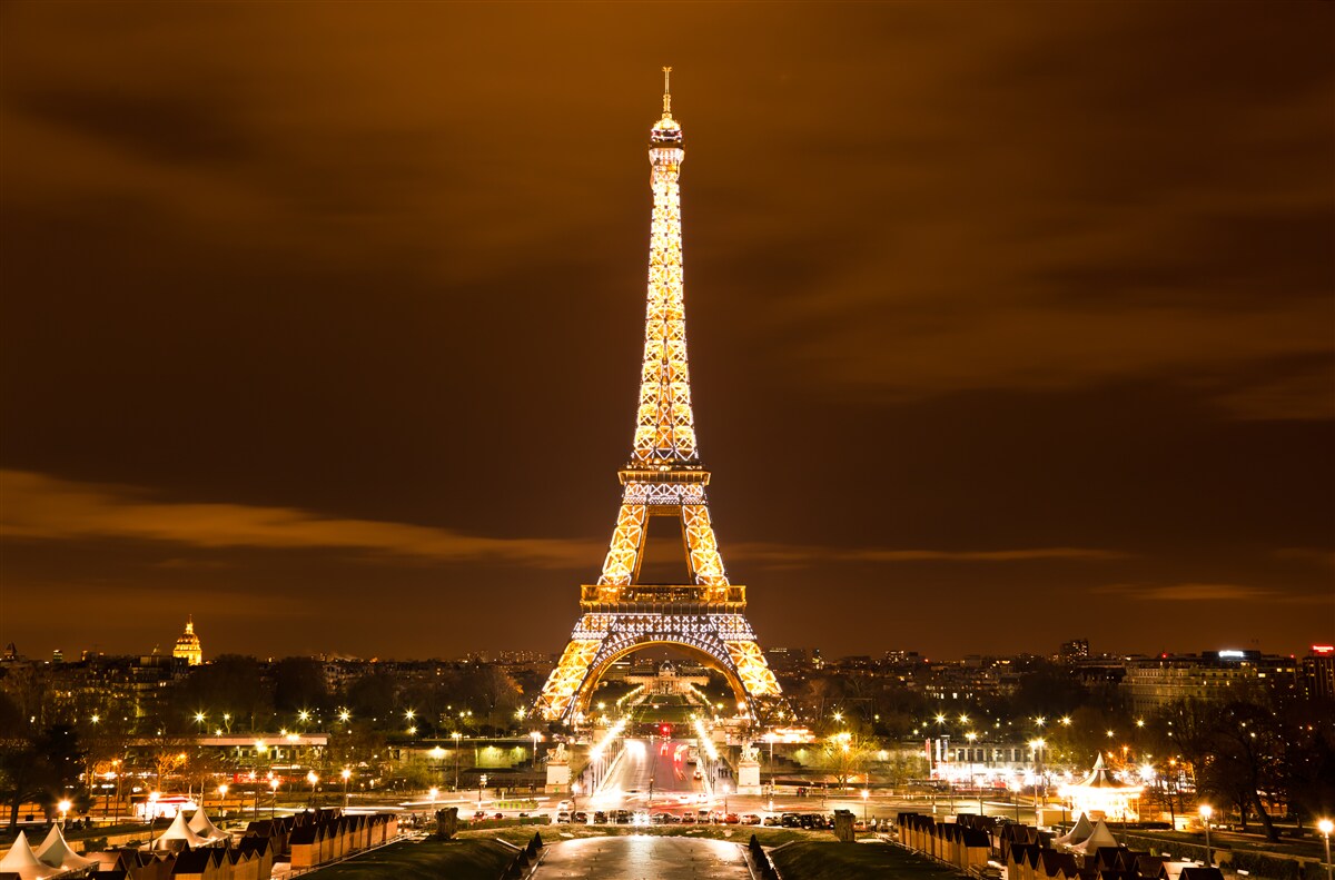 Fotobehang eiffeltoren 's nachts verlicht