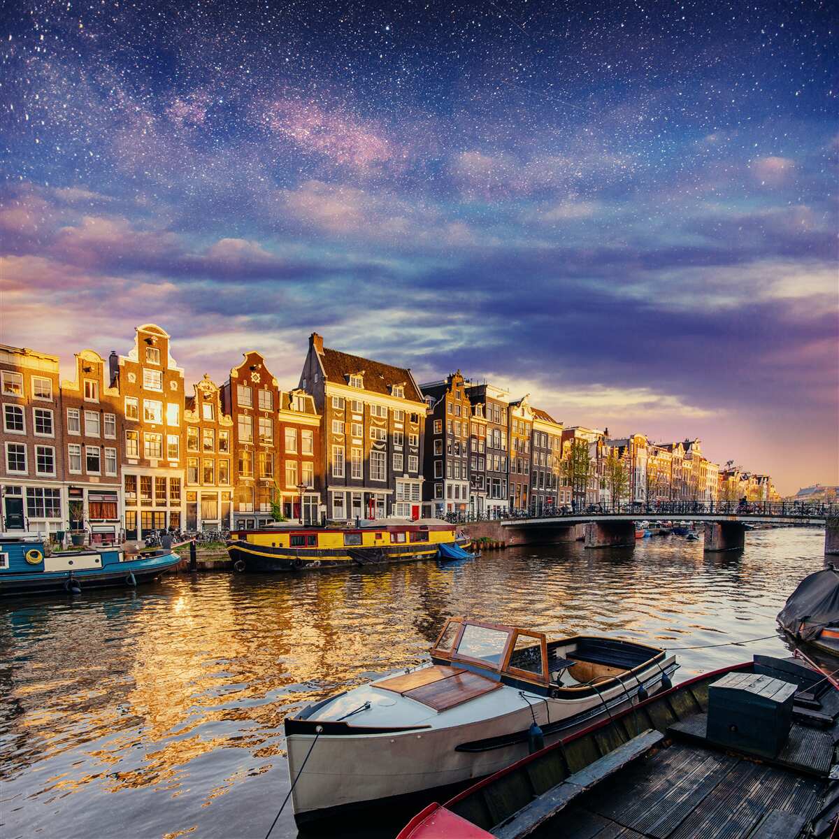 Fotobehang Licht wekt oude stad aan kust