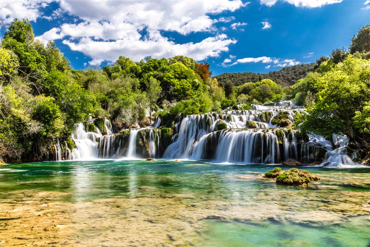 Fotobehang waterval in verschillende cascades met groene zones