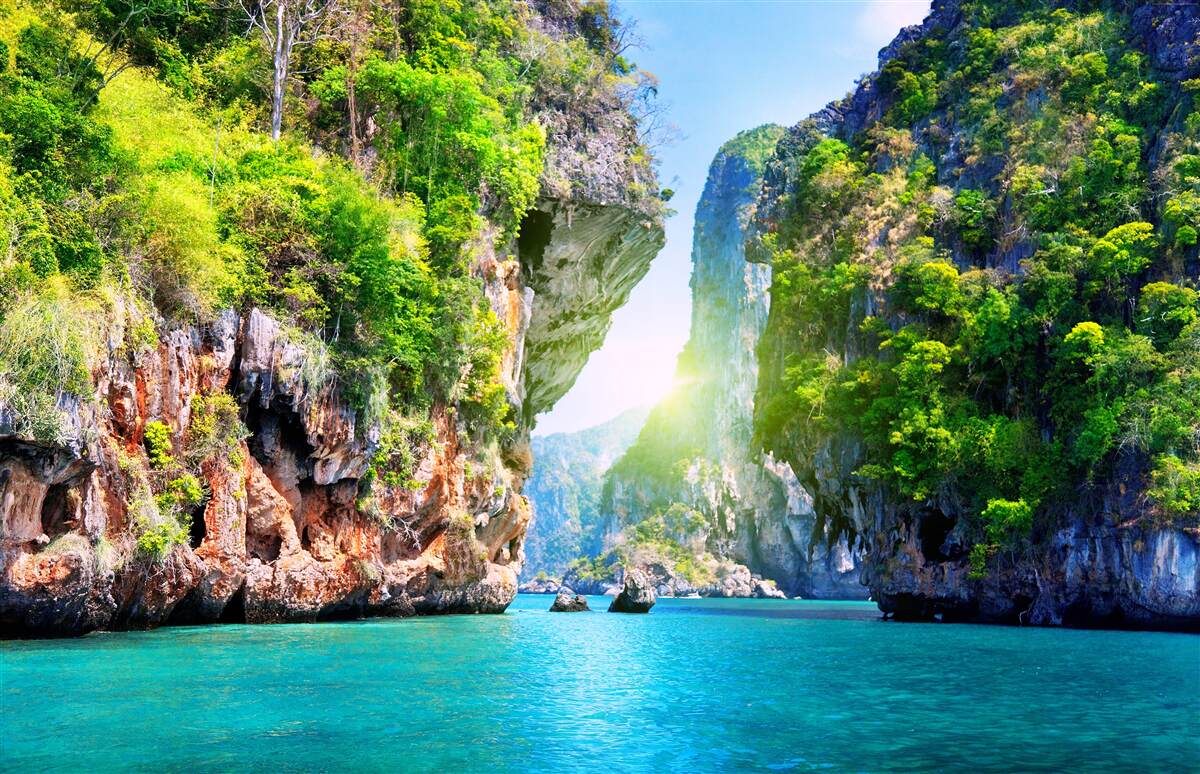 Fotobehang groene thaise drijvende eilanden