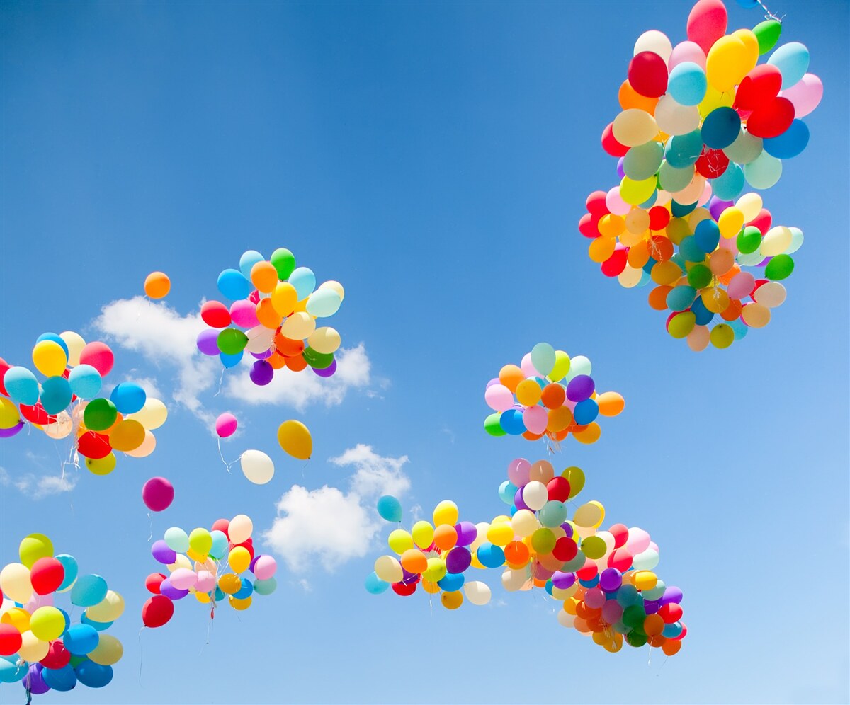 Fotobehang honderden gekleurde ballen zweven de lucht in