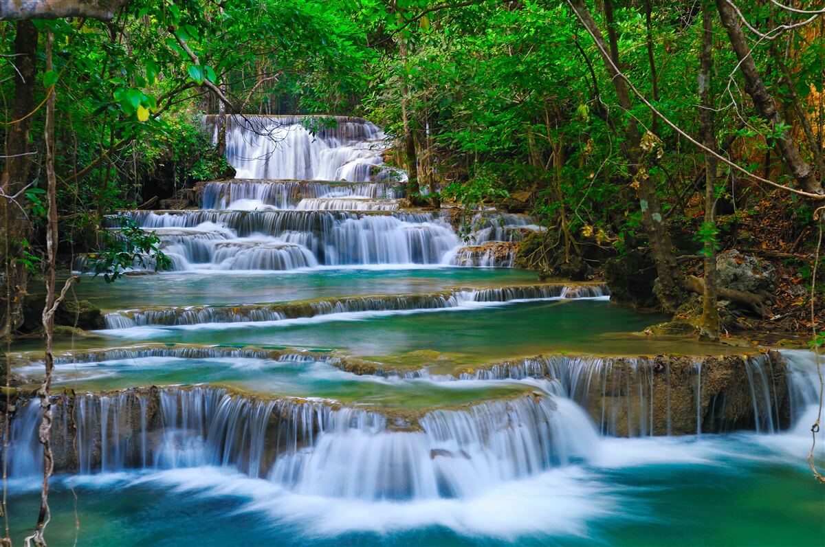 Fotobehang grote waterval met turquoise water dat naar beneden stort