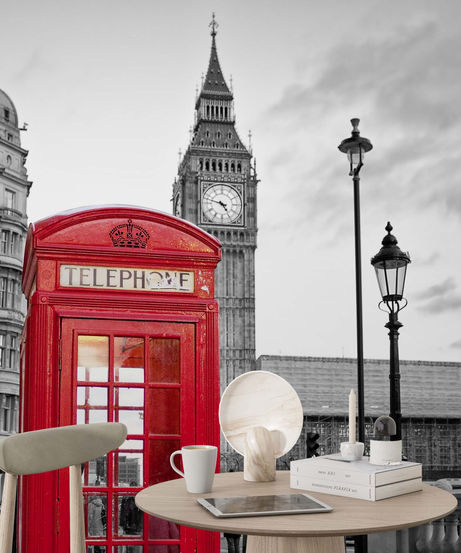 Fotobehang in het centrum, naast de Big Ben, staat een rode telefooncel