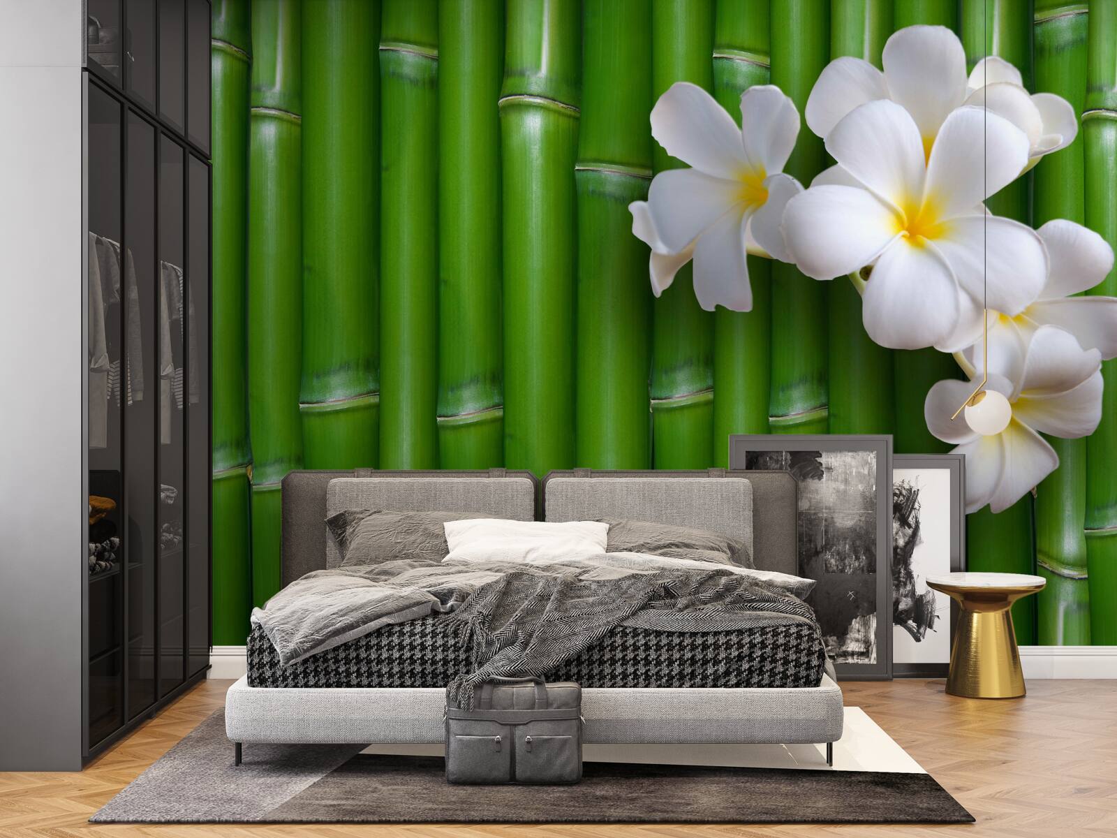 Fotobehang heldere bloemen op hoge groene bamboe