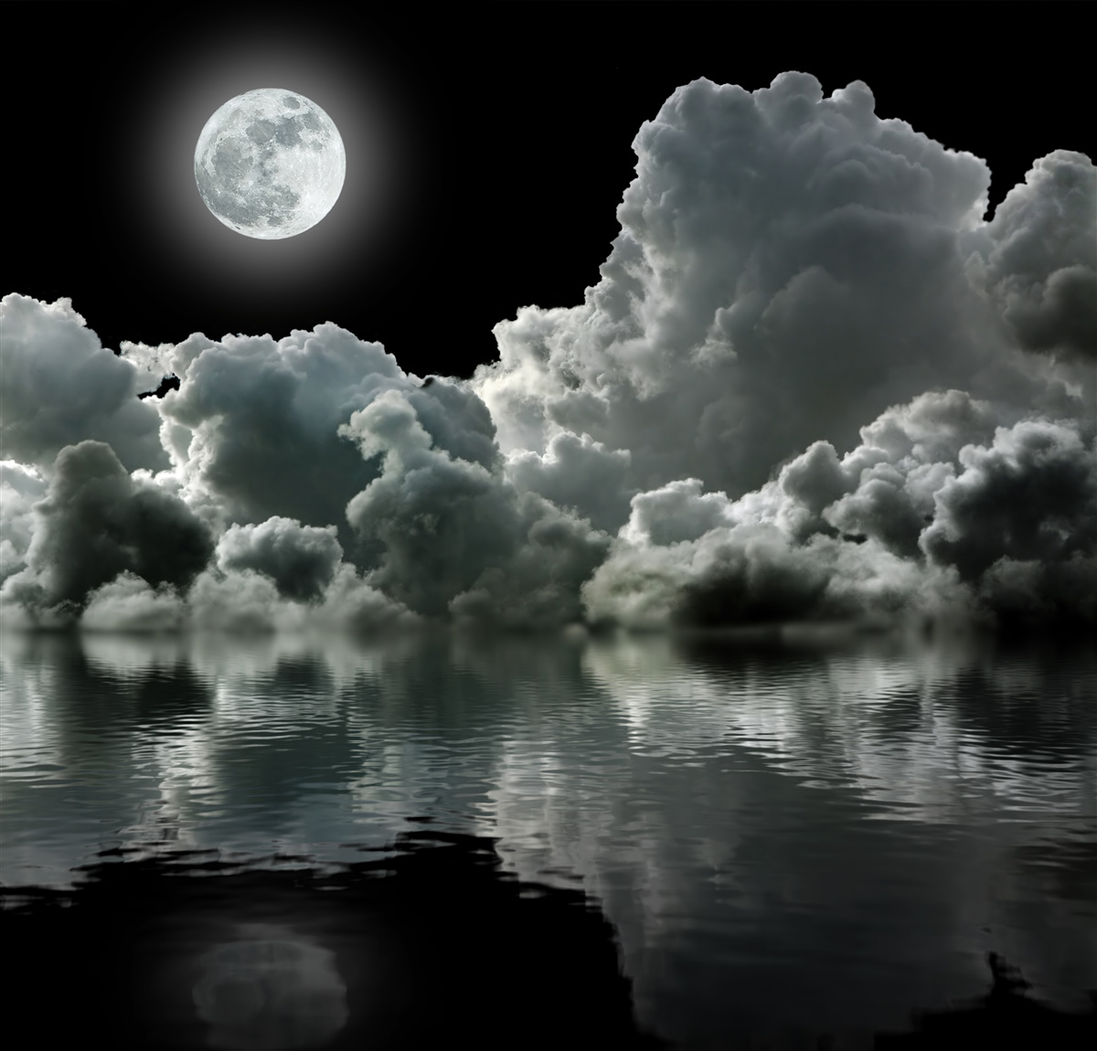 Fotobehang de maan in haar volle schittering weerspiegelt in het water tussen de wolken