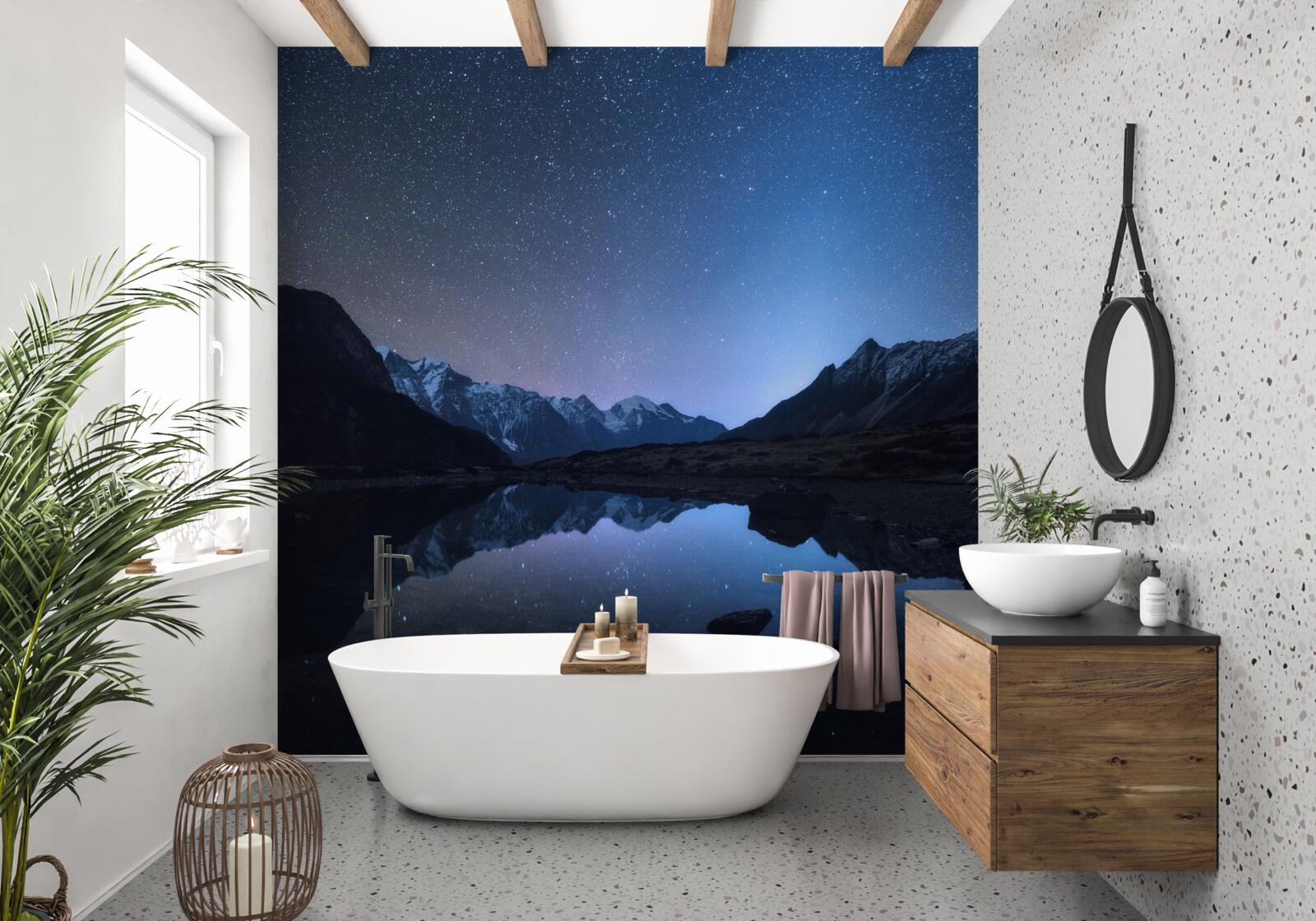 Fotobehang schitterende nachtelijke hemel vol sterren in de bergen bij de vijver