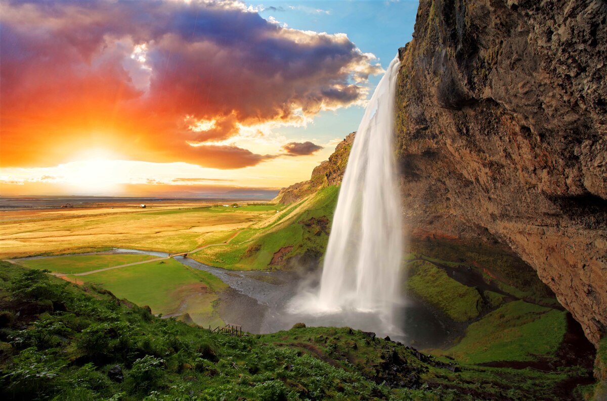 Fotobehang regenwoud ontvangt waterstromen van een hoge waterval