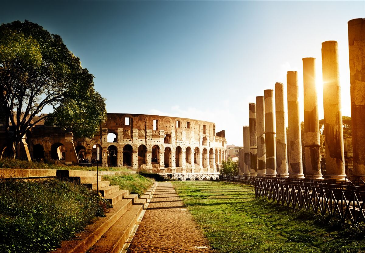 Fotobehang de hallen van het oude rome in de stralen van de ondergaande zon