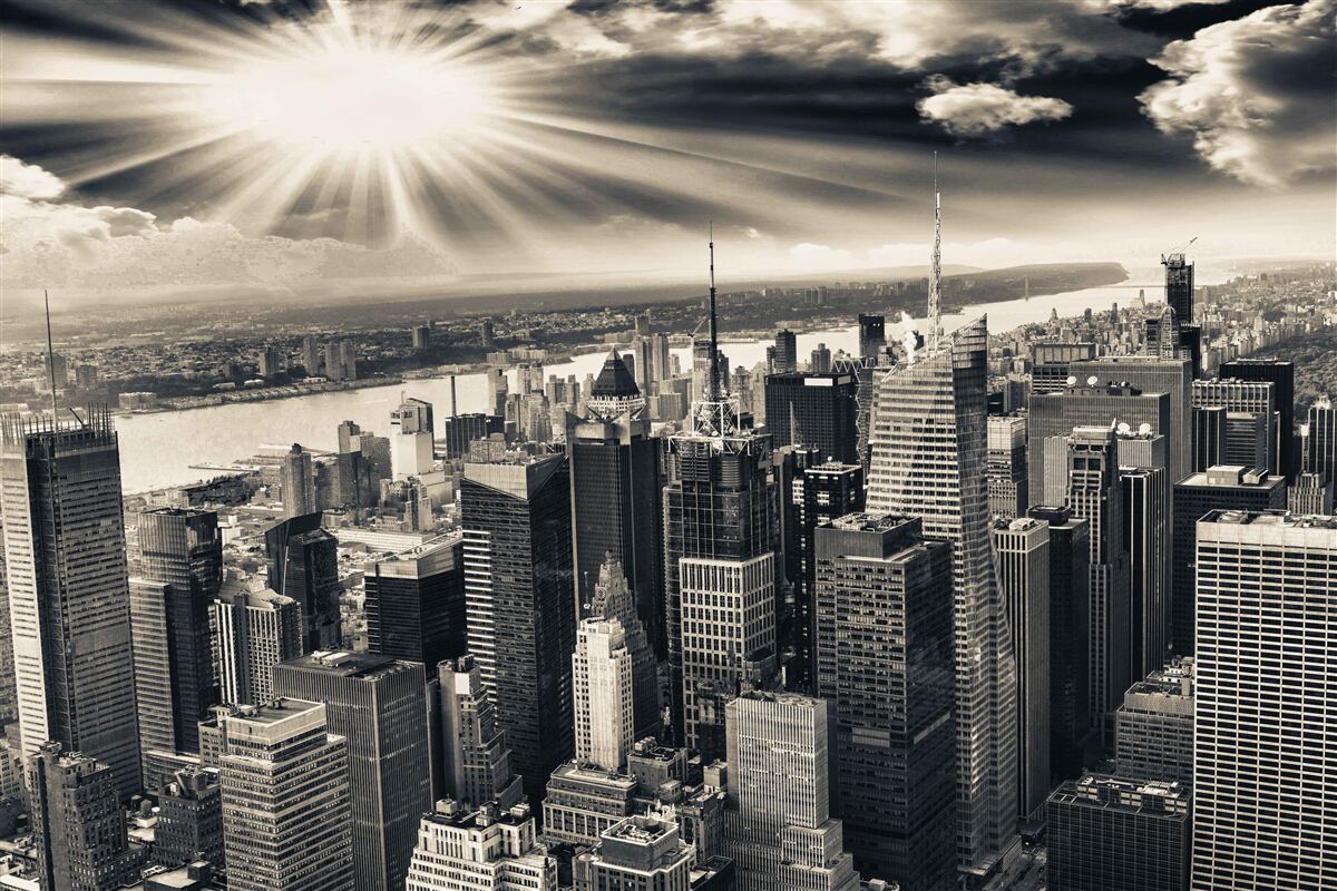 Fotobehang Gloeiende zon vult de metropool met sepiatinten