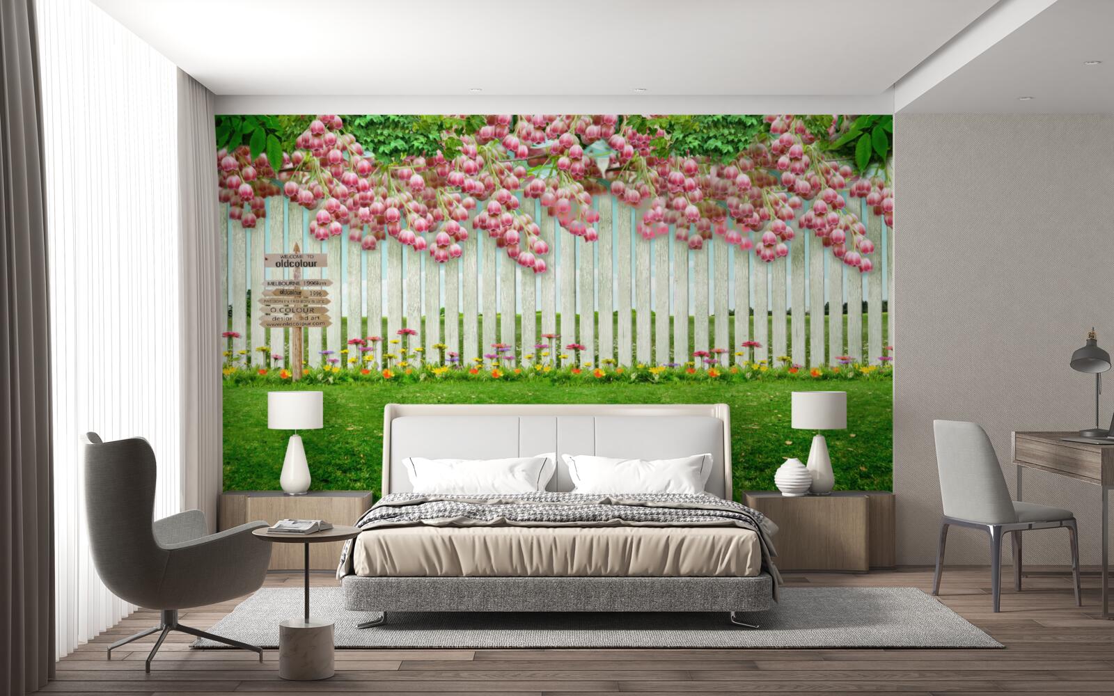 Fotobehang roze bloemen cascade over een wit hek