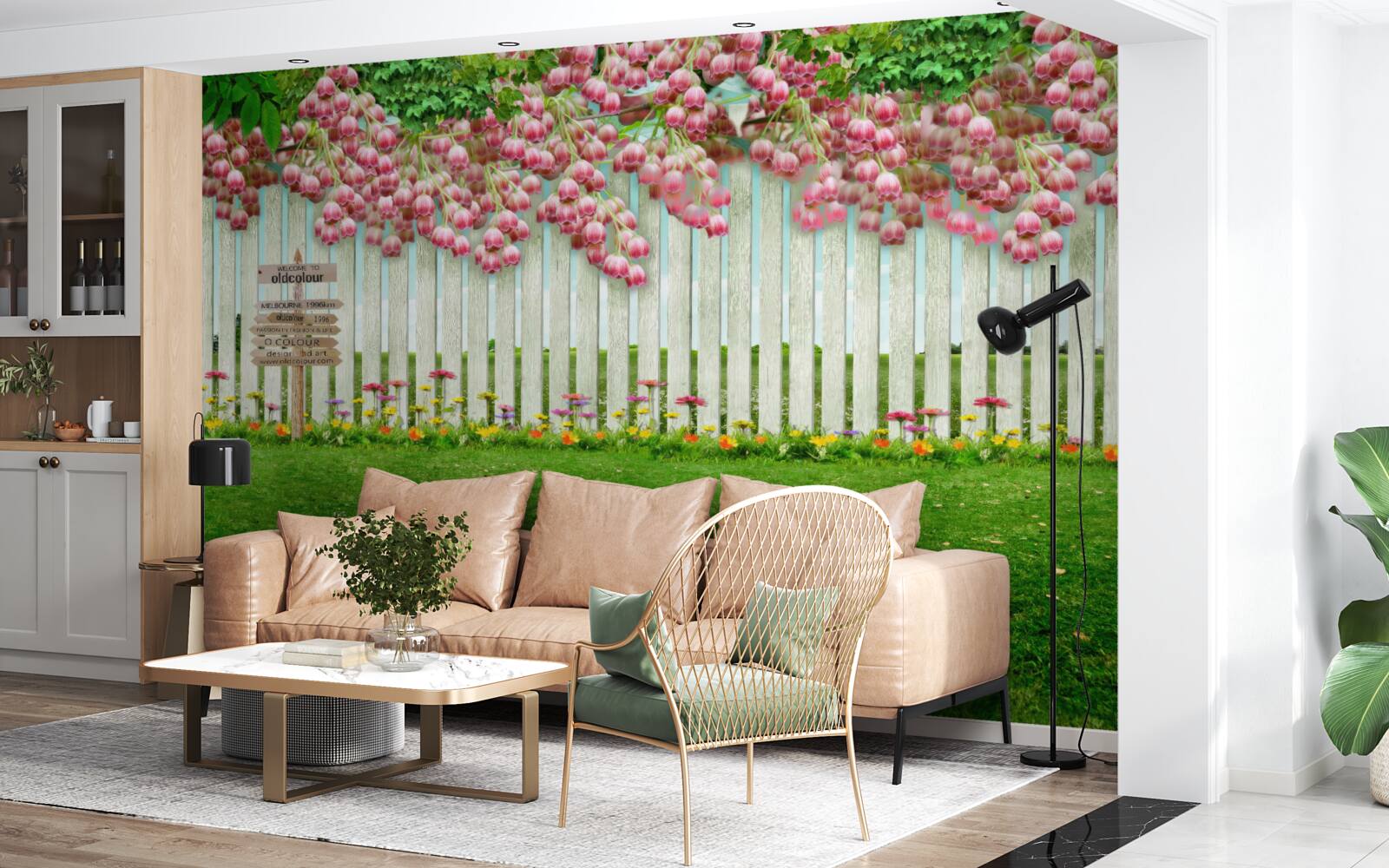 Fotobehang roze bloemen cascade over een wit hek