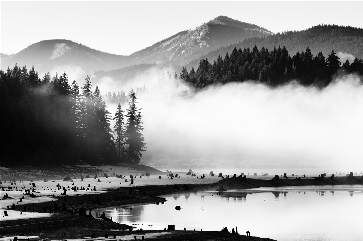 Fotobehang besneeuwde toppen gehuld in mist