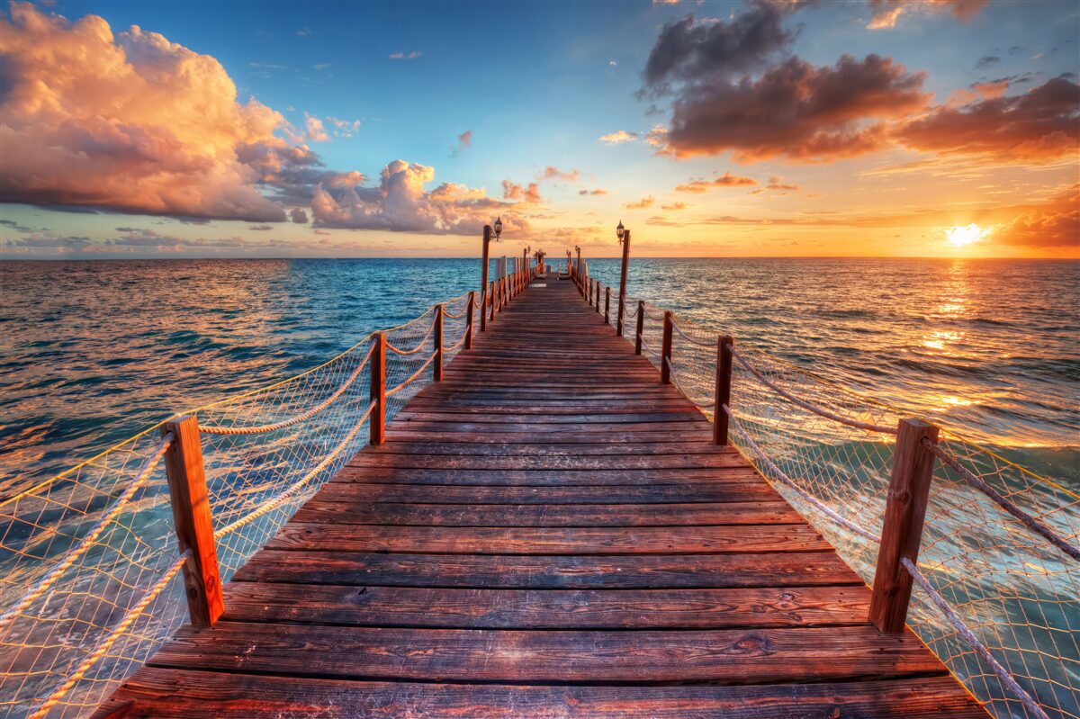 Fotobehang een brug die in de zee uitsteekt