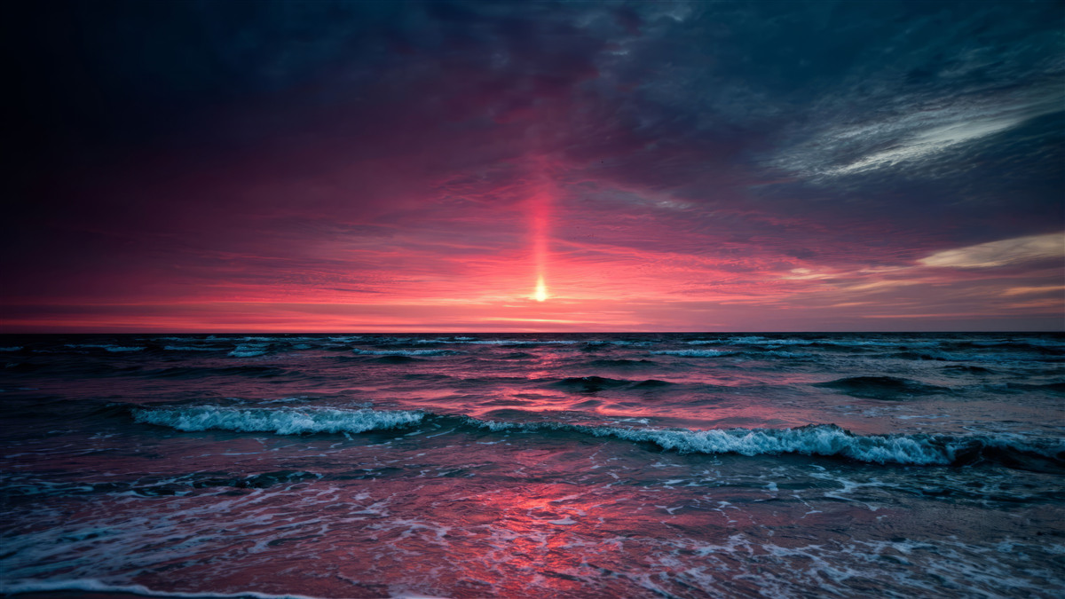Fotobehang de zon gaat onder onder de horizon van de zee