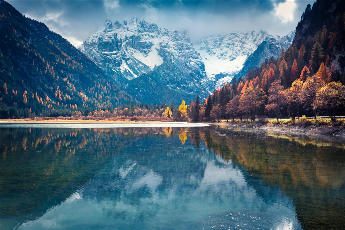 Fotobehang majestueuze pieken en stromende rivier