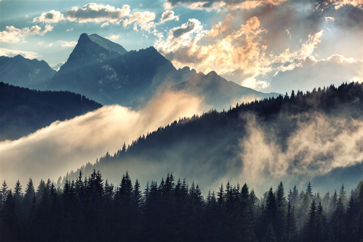 Fotobehang ochtend onder de majestueuze bergtoppen