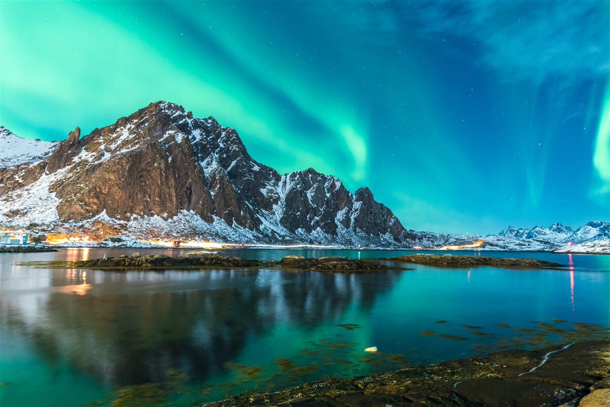 Fotobehang aurora borealis boven de top